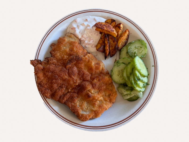 Schnitzel mit Ofenkartoffeln und Gurkensalat